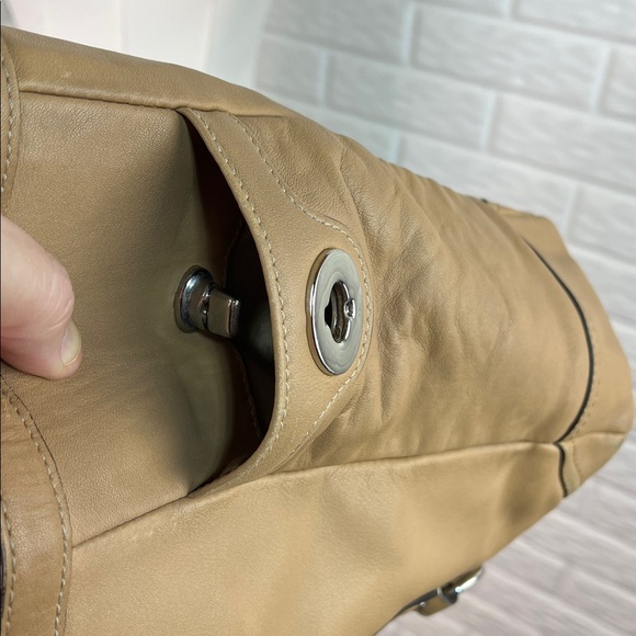 COACH GALLERY LEATHER TOTE BAG IN CAMEL TAN WITH DUST BAG 2007 TWIST LOCK - Picture 9 of 17